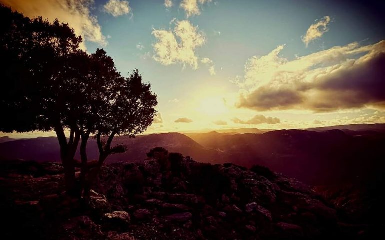 La foto dei lettori. Un suggestivo tramonto ogliastrino da Monte Armidda