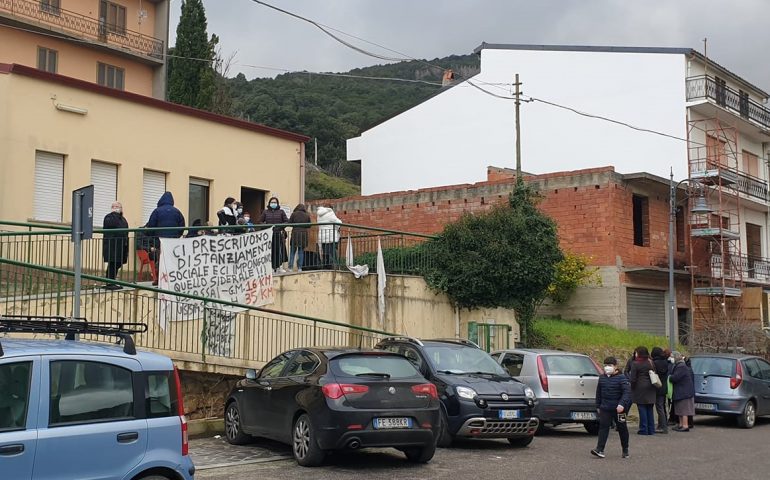 Ussassai, lunga fila per il medico temporaneo. Il sindaco Usai: “Uno spettacolo tragicomico”