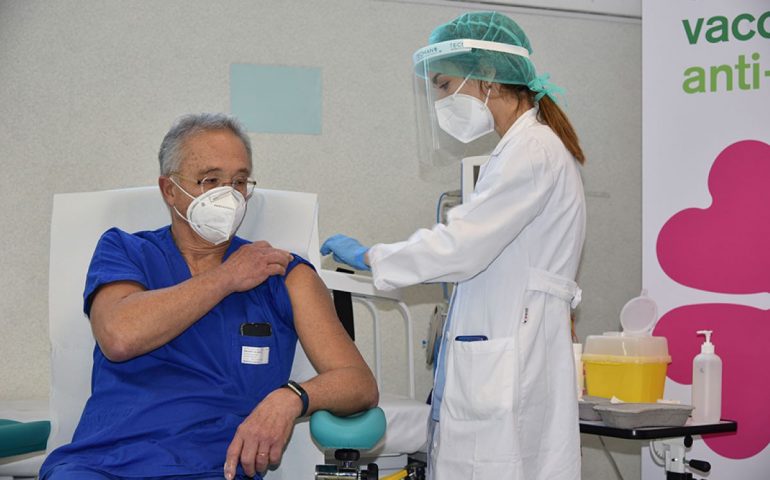 Accelerata dei vaccini in Sardegna: superato il Piemonte e 49% di dosi somministrate