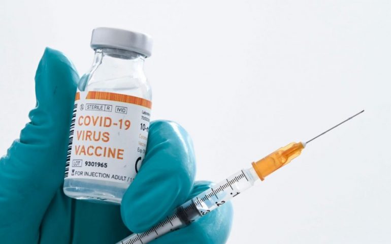 Vaccini, si lavora per la fase 2: ci si potrà prenotare via app, sms, telefono