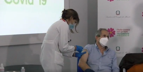 Il virologo Crisanti, arruolato per combattere il Covid in Sardegna, vaccinato in diretta Facebook