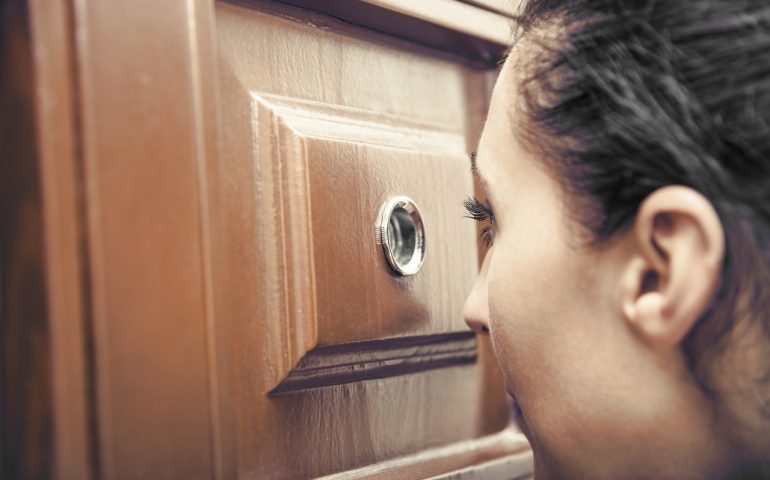 Il vostro vicino ha tanti ospiti a pranzo: voi fate finta di niente o chiamate la Polizia?