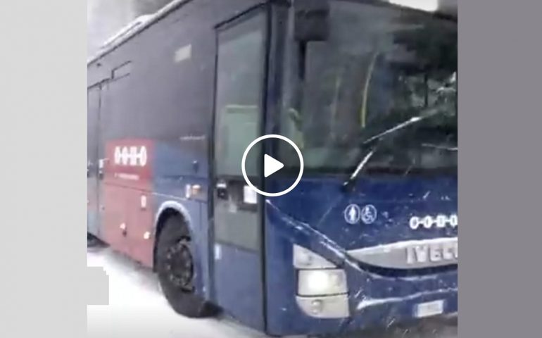 (VIDEO) Clima “polare” nel nuorese: bus impantanato nella neve, un fuoristrada lo traina
