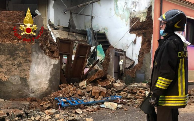 Maltempo. A Villacidro crolla una vecchia abitazione. Intervengono i Vigili del Fuoco