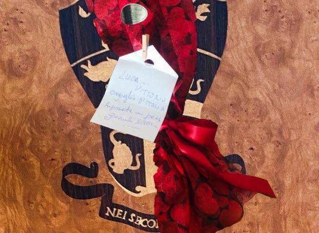 Orosei, una signora deposita in caserma una rosa e un biglietto in ricordo dell’ambasciatore e del carabiniere uccisi in Congo