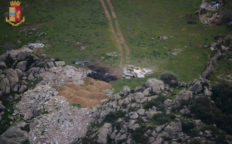 Nuoro, enorme discarica abusiva trovata in periferia: il sequestro della Polizia