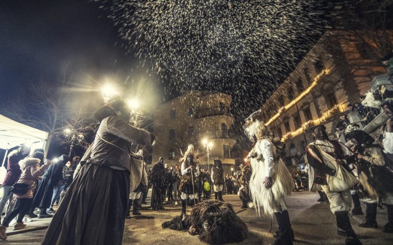 Carnevale a Gairo. Le tradizioni reincarnate dalle maschere dell’associazione “Su Maimulu”: intervista agli organizzatori