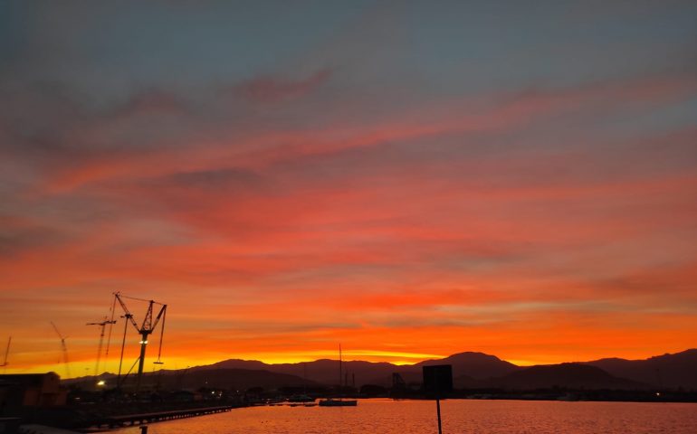 La foto del giorno. Uno splendido tramonto al Porto di Arbatax