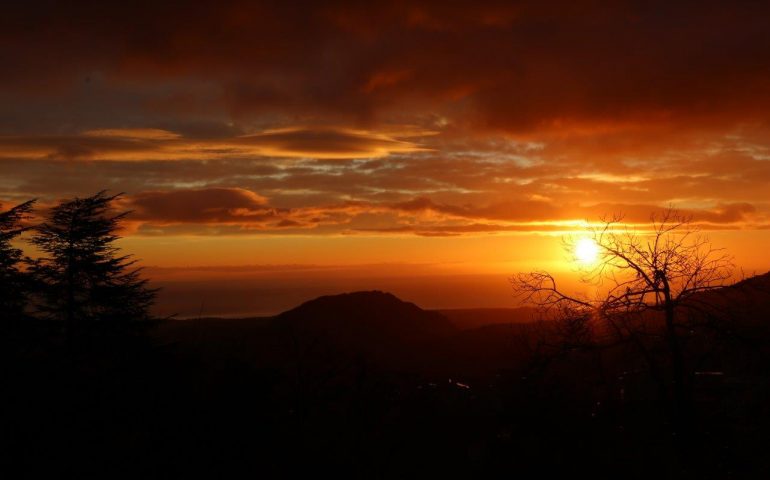 La foto del giorno, mille sfumature di rosso a Lanusei nello scatto di Marco Pistis all’alba