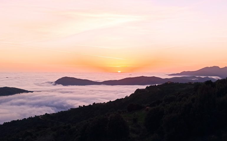 La foto del giorno: l’Ogliastra si sveglia oggi avvolta dalle nuvole