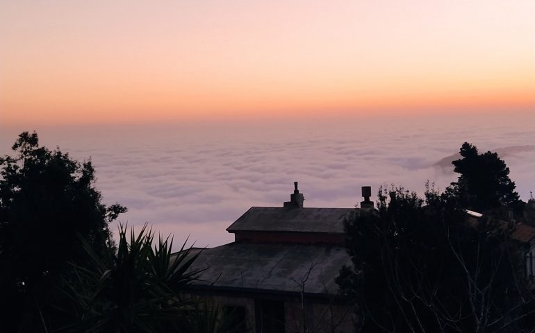 La foto del giorno. Tortolì nascosta sotto una coltre di nebbia