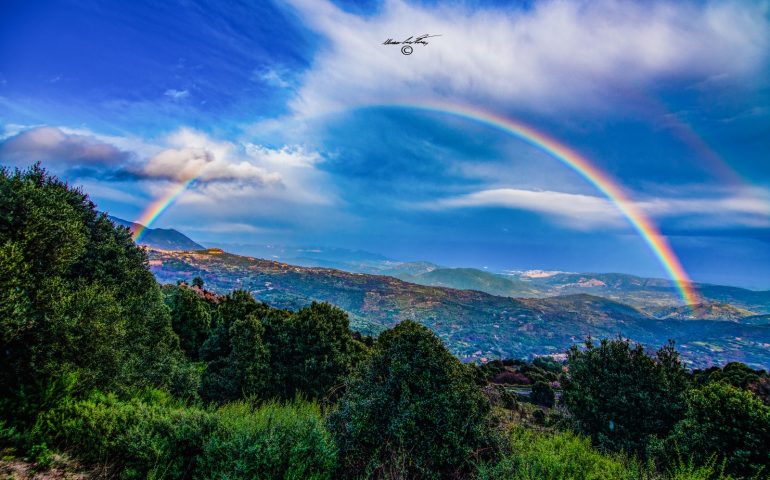 La foto del giorno. L’arcobaleno abbraccia l’Ogliastra nello scatto di Cristian Mascia