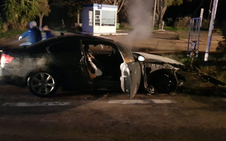 Tortolì, una Bmw prende fuoco sulla 125 nella notte