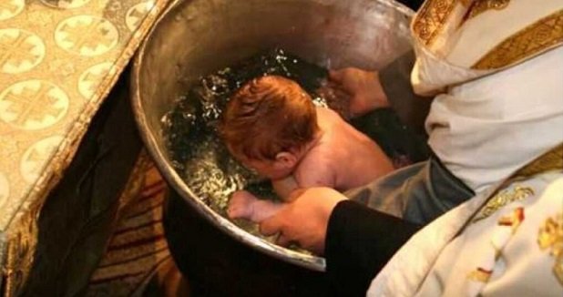Neonato muore dopo il battesimo. Era stato immerso 3 volte nell’acqua: il sacerdote è indagato