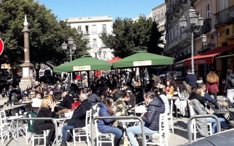 San Valentino, a pranzo in piazza Yenne tavoli pieni e tanta gente in giro nella prima domenica di zona gialla