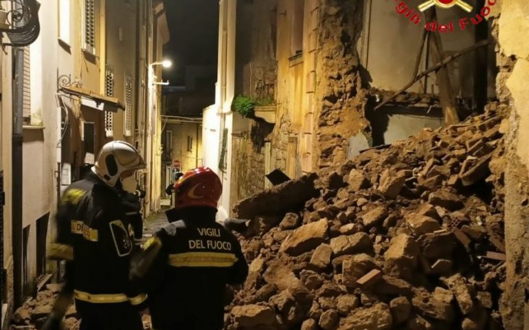 Nuoro, crolla una casa nel centro storico: l’intervento dei Vigili del Fuoco