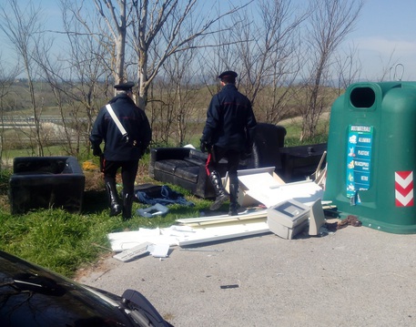 Trasformano un terreno in discarica abusiva: tra gli indagati un carrozziere di Seui