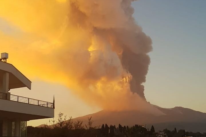 Etna, eruzione imponente: cenere e lapilli sulla provincia di Catania