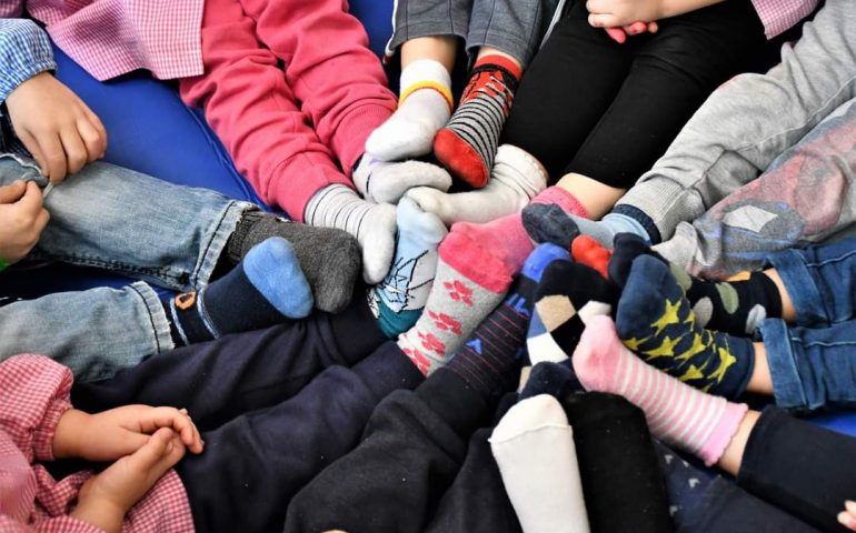 Valorizzare la diversità. Anche la scuola dell’infanzia di Arbatax celebra la Giornata dei calzini spaiati