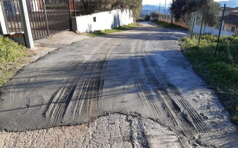 Ilbono, manto stradale appena steso e subito danneggiato: la protesta corre sui social