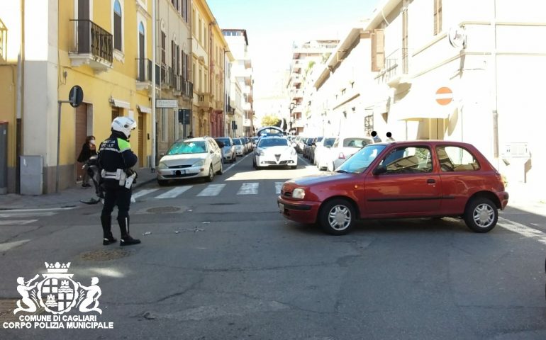 Sardegna, 90enne brucia lo stop e travolge uno scooter: ragazzo di 20 anni all’ospedale