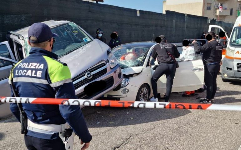 Sardegna, violento scontro fra due auto: conducente estratta dalle lamiere, due feriti in codice rosso