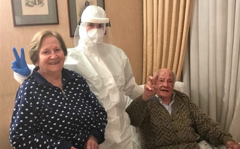 «Passerete alla storia», Anna e Enrico, 88 e 95 anni, guariti dal Covid ringraziano i loro angeli in camice