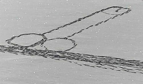 Disegna un pene gigante sul lago ghiacciato nel torinese. Gli abitanti: «Idiota, ha messo in pericolo la sua vita e quella di eventuali soccorritori»