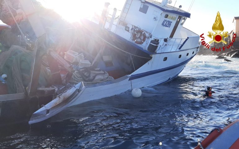 (FOTO) Carloforte, peschereccio si incaglia, intervengono i sommozzatori, 4 persone portate in salvo