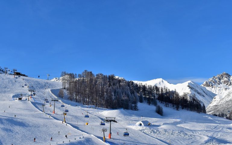 Niente sci fino al 5 marzo: Speranza firma la nuova ordinanza. Protestano Lega, regioni e operatori