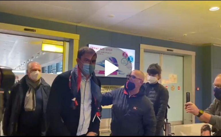 (VIDEO) Semplici arriva a Cagliari: atmosfera tesa e nessun commento. Stasera la conferenza stampa