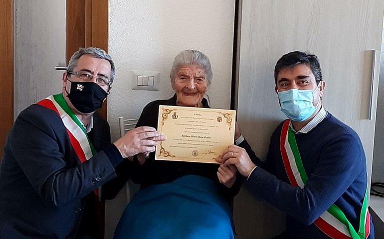 I sindaci di Nuoro e Mandas festeggiano “tzia” Barbara Zeullo per i suoi 101 anni