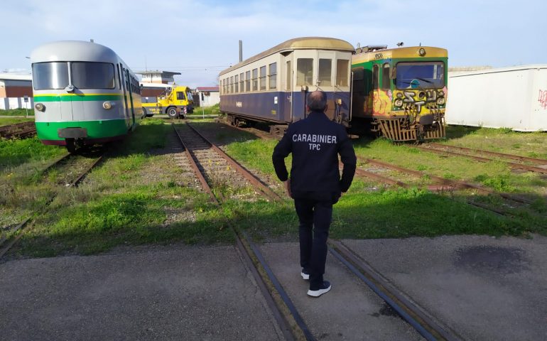 Treni storici abbandonati: sequestrati 30 mezzi nelle stazioni sarde