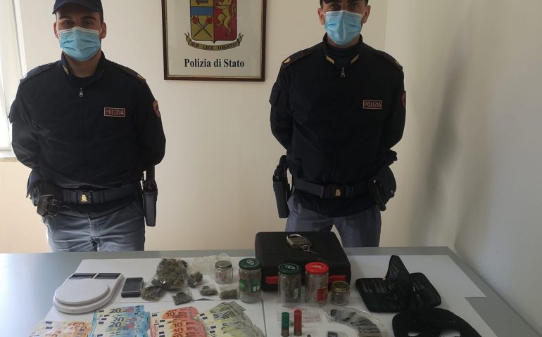 Traffico e detenzione di droga e in casa arnesi da scasso e passamontagna. Arrestato un ventenne di Elini