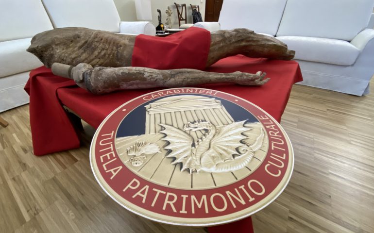 I Carabinieri restituiscono alla Diocesi di Nuoro un crocifisso del Quattrocento rubato negli anni Ottanta