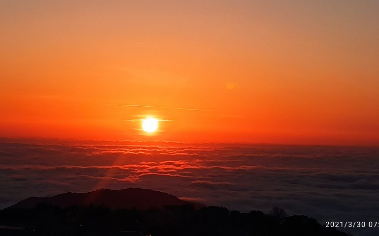 La foto del giorno. Sorge il sole in un letto di nuvole