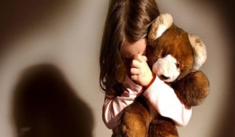 Sardegna, terribile esperienza per una bimba di 10 anni: abusata sessualmente dall’amico del padre. Arrestato 76enne