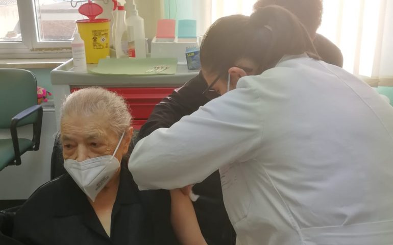 La centenaria Albina Mou tra i primissimi vaccinati stamattina a Jerzu