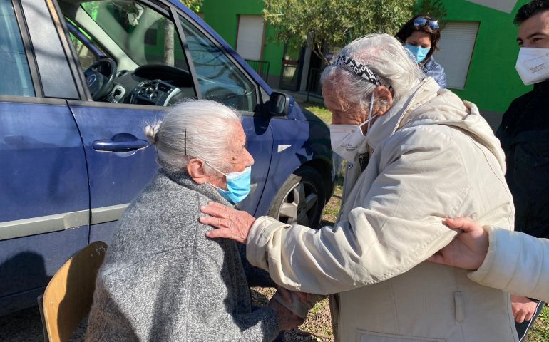 (PHOTOGALLERY) Emozionati e ordinati, gli anziani d’Ogliastra hanno sfidato il Covid facendo il vaccino