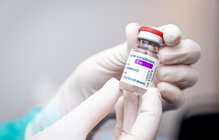 Covid: l’Ema dà l’ok al vaccino AstraZeneca. «È sicuro ed efficace. Il foglietto illustrativo sarà aggiornato»