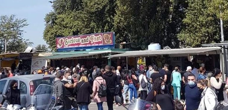 La Foto. Cagliari, prima domenica “arancione”: “caddozzoni” del Poetto meta per il pranzo