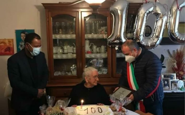 Villagrande festeggia la nuova centenaria: Zia Marietta Monni spegne 100 candeline