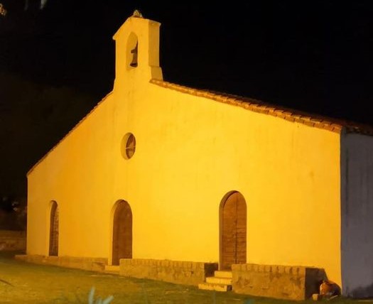 Santa Maria Navarrese, la chiesa si illumina di giallo “a sostegno delle donne” per l’endometriosi