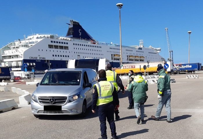 Controlli nei porti e negli aeroporti sardi: 19 persone fermate
