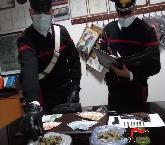 Ai domiciliari nasconde droga, armi e minaccia i carabinieri: 50enne finisce in carcere