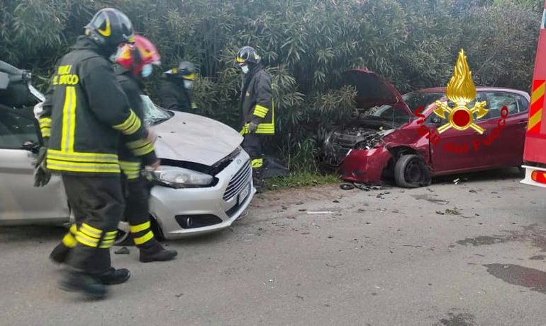 Sardegna, brutto incidente frontale fra due auto: feriti i due conducenti