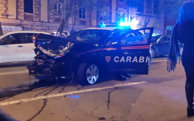 Cagliari, inseguimento con incidente nel Largo: pattuglia dei Carabinieri contro Golf bianca