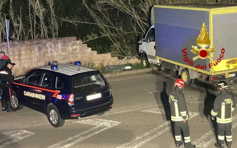 Tragedia in Sardegna, auto contro un camion: muore un uomo di 41 anni