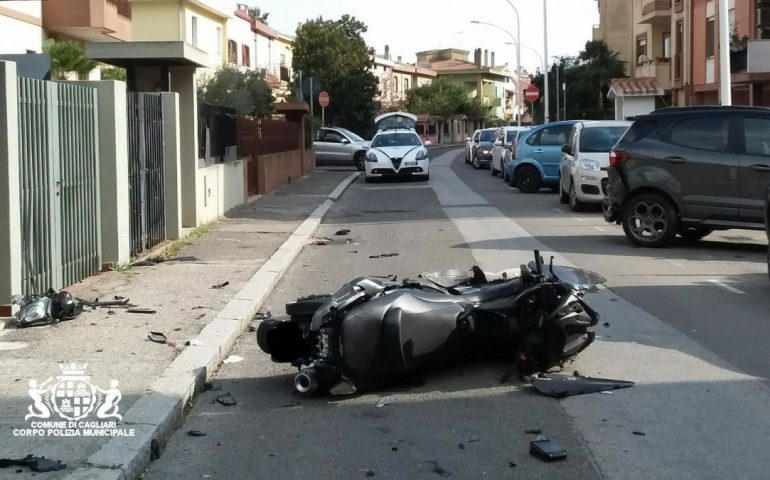 Sardegna, fa retromarcia e travolge uno scooter: 22enne cade a terra e finisce in ospedale