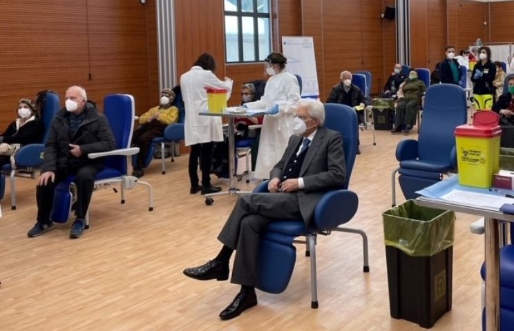 La foto del giorno. L’attesa paziente per il vaccino del presidente della Repubblica Mattarella